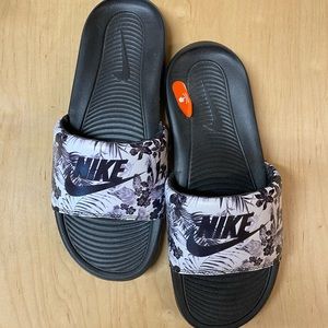 Nike Victori One Slides Hawaiian Floral Black White Print US9 CN9676-003. NWOT